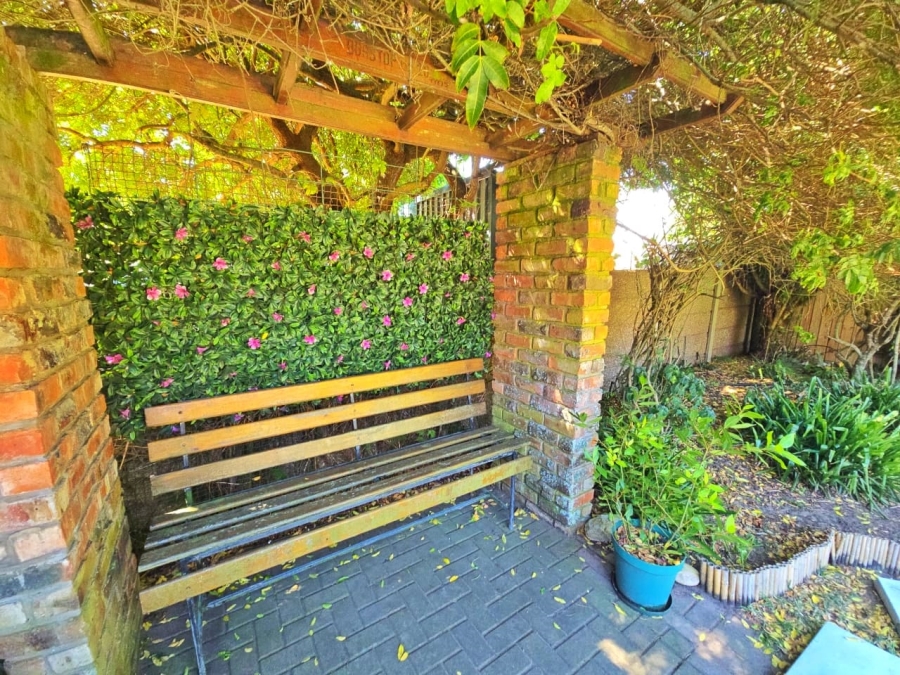 5 Bedroom Property for Sale in Kingfisher Creek Western Cape